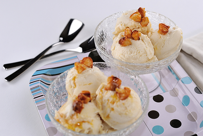 Macadamia-Eis-mit-Marillenswirl