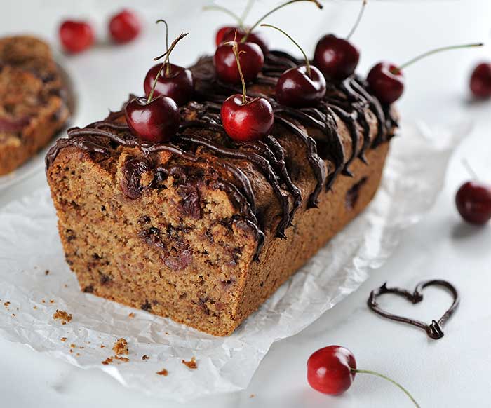 Stracciatella-Nuss-Kuchen mit Kirschen