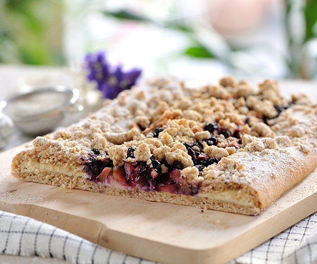 Topfen-Streusel-Strudel mit Birnen und Heidelbeeren