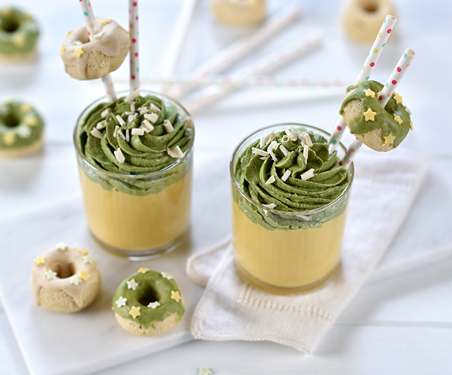 Mango-Creme mit Matcha-Mousse und Mini-Donuts