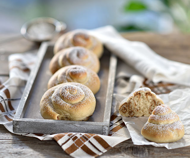 Haselnuss-Germteig-Schnecken