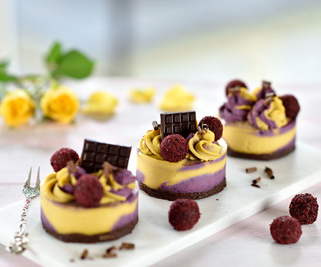 Rohe Cassis-Mango-Cheesecake-Törtchen