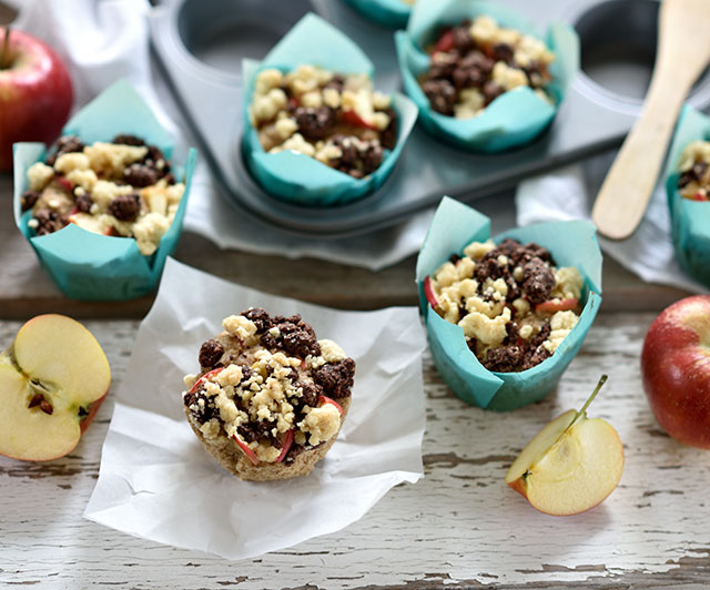 Gefüllte Apfel-Muffins mit schwarz-weiß-Streuseln