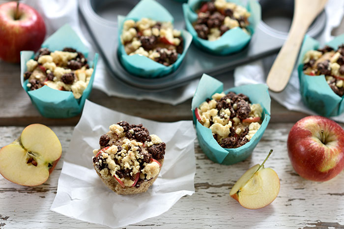 Gefüllte Apfel-Muffins mit schwarz-weiß-Streuseln