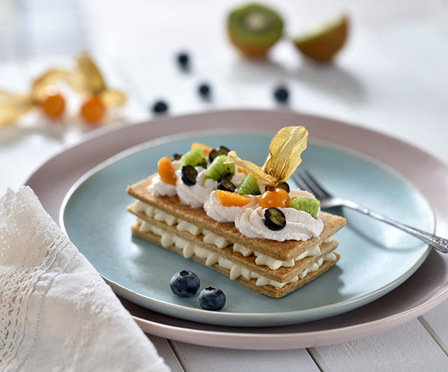 Vollkorn-Mille-Feuille mit Vanillecreme und Früchten