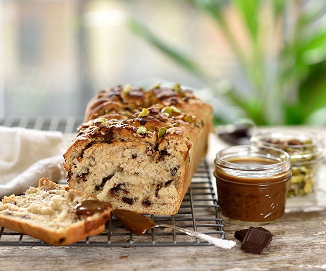 Geflochtenes Hefebrot mit Cheesecake-Schoko-Füllung