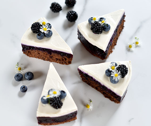 Schoko-Nougat-Beeren-Kuchen mit Frischkäsetopping