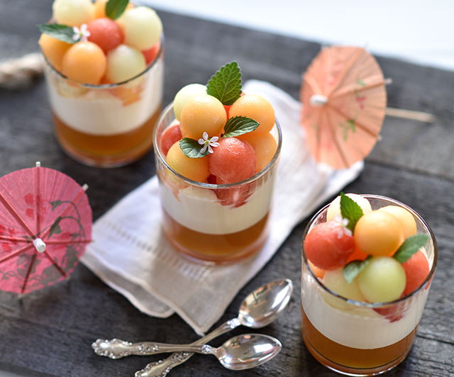 Melonen-Dessert mit Melonen-Gelee, Kokos-Zitronen-Creme und dreifarbige Melonenbällchen