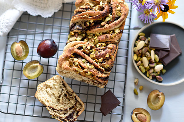 Powidl-Babka mit Mandel-Creme und Schokolade