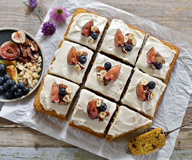 Kürbis-Bananen-Kuchen mit Karamell-Frischkäse-Topping