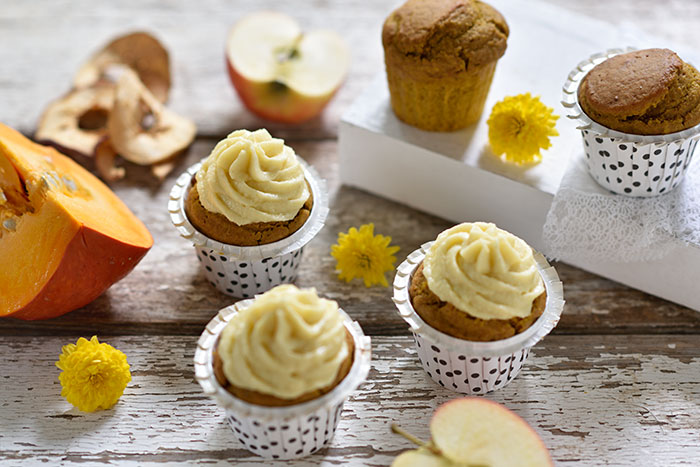 Kürbis-Cupcakes mit Apfel-Frischkäse-Topping