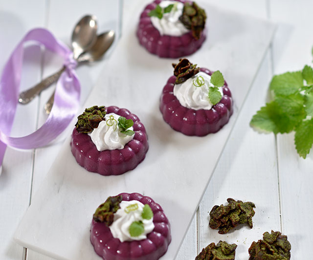 Cassis-Panna-Cotta mit Limettencreme und Matcha-Schoko-Knusper-Bergen