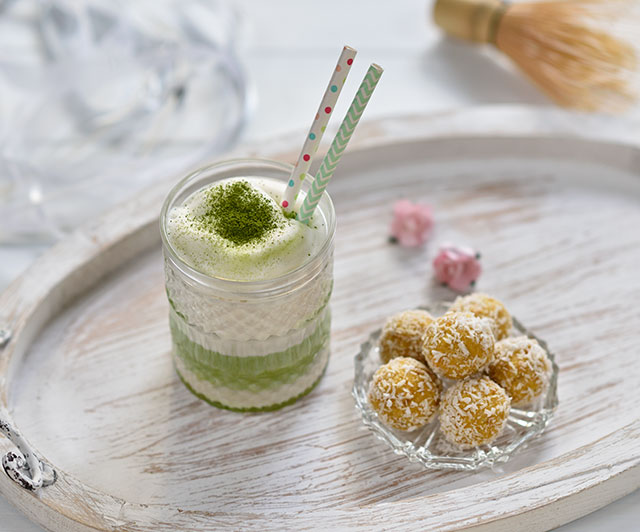 Mango-Kokos-Vanille-Kugeln mit Matcha-Latte