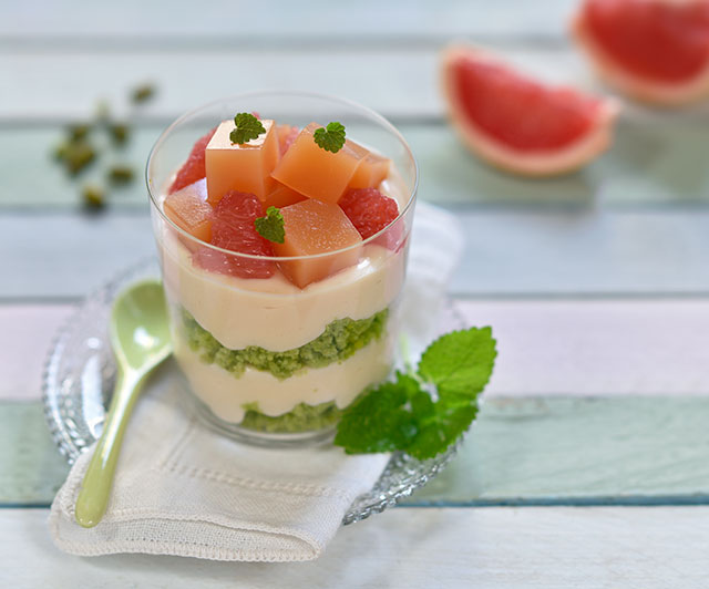 Pink-Grapefruit-Matcha-Schichtdessert mit Gelee-Würfeln