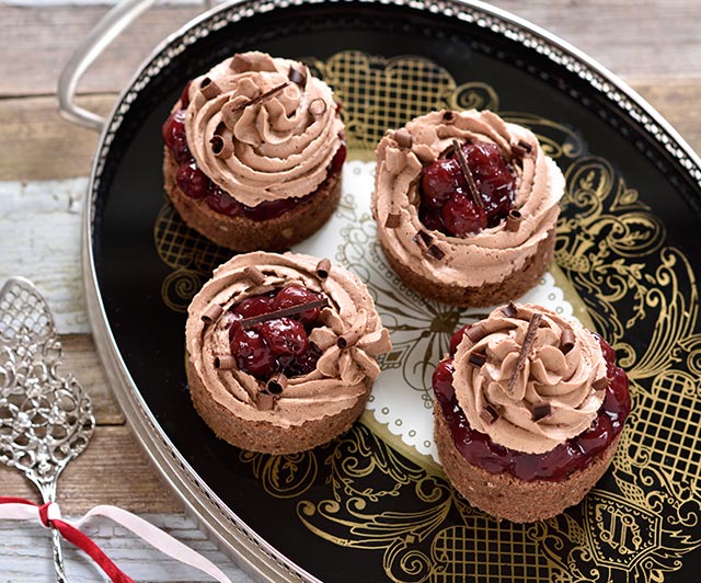 Brownie-Maroni-Törtchen mit Kirschen