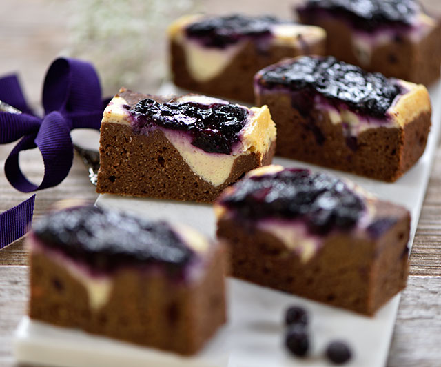 Süßkartoffel-Cheesecake-Blaubeer-Brownies