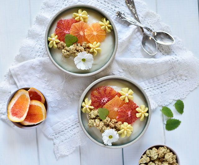 Vierfach-Zitrus-Dessert mit Limetten-Pudding, Zitronen-Creme und Streuseln