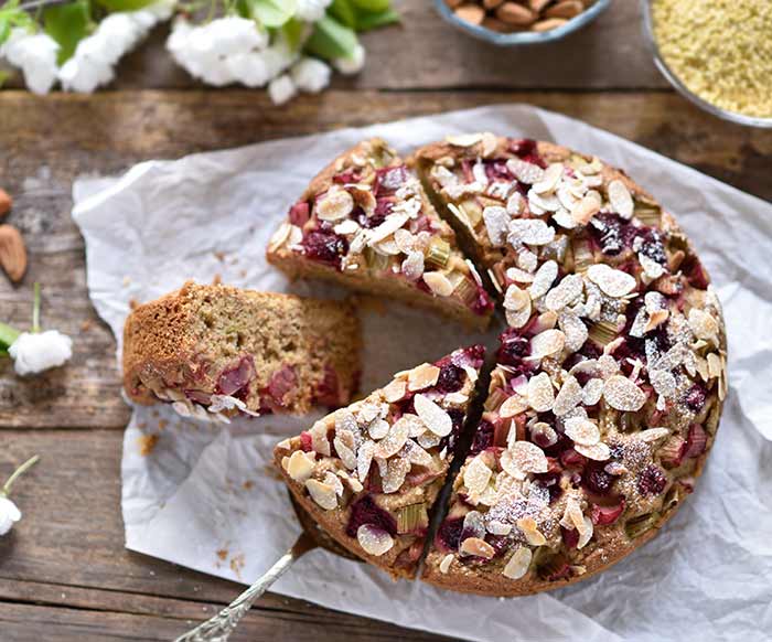 Rhabarber-Mandel-Dattel-Kuchen