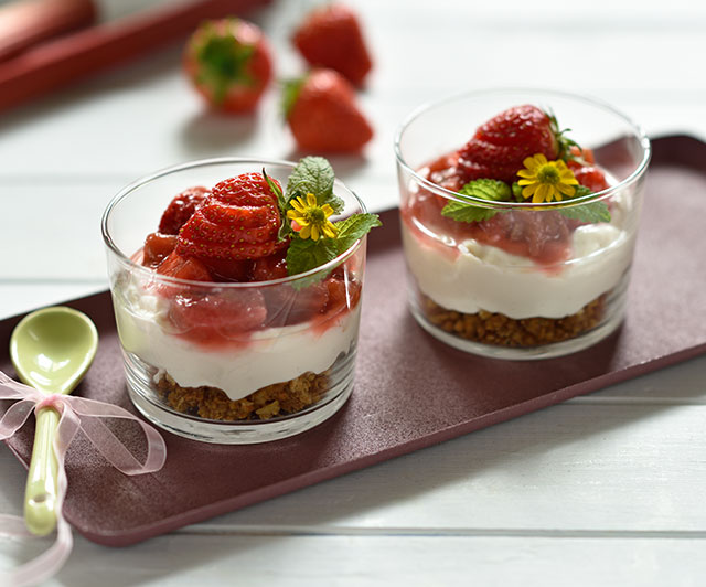 Cheesecake-Dessert mit Erdbeer-Rhabarber-Kompott