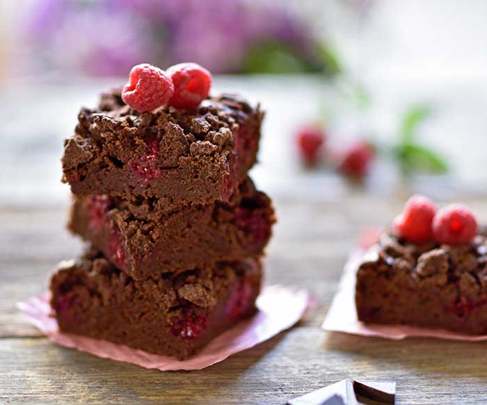 Himbeer-Sauerrahm-Brownies mit Schokostreuseln