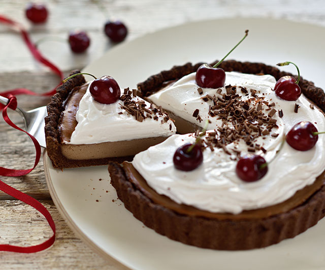 Nougat-Cheesecake-Cream-Pie mit Kirschen