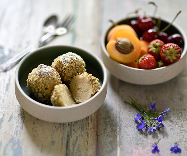 Topfenknödel mit Kürbiskernbröseln