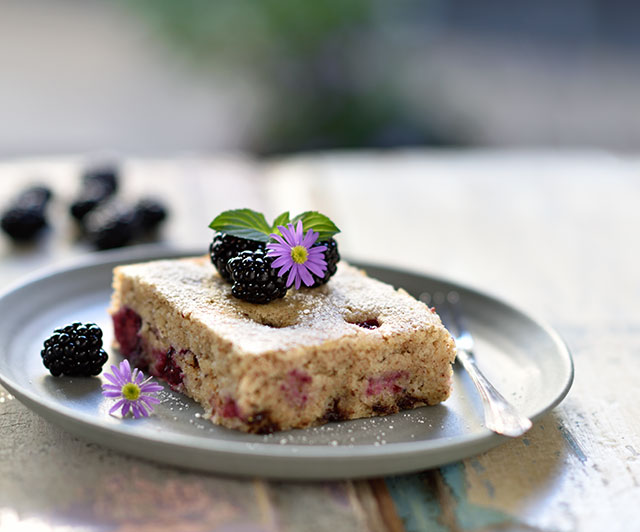 Brombeer-Grieß-Haselnuss-Kuchen