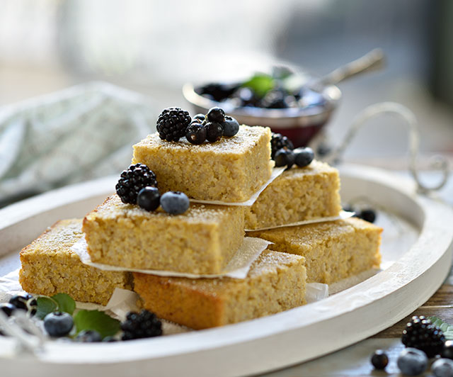 Polenta-Reis-Kuchen mit blauer Grütze