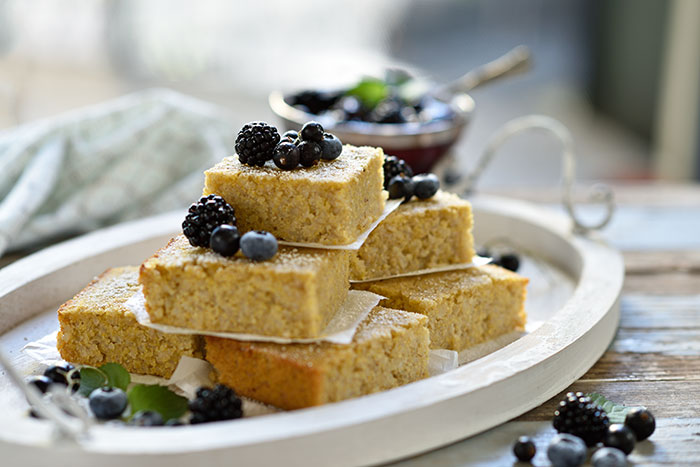 Polenta-Reis-Kuchen mit blauer Grütze