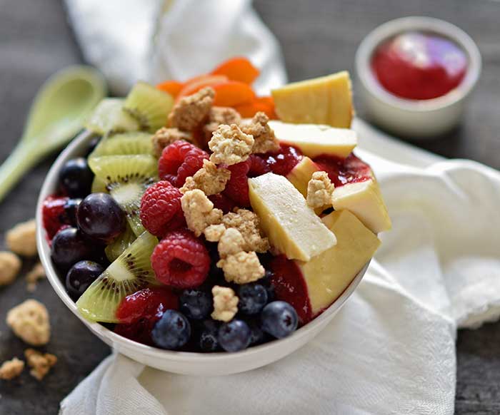 Cheesecake-Bowl mit Knusperstreuseln und Früchten