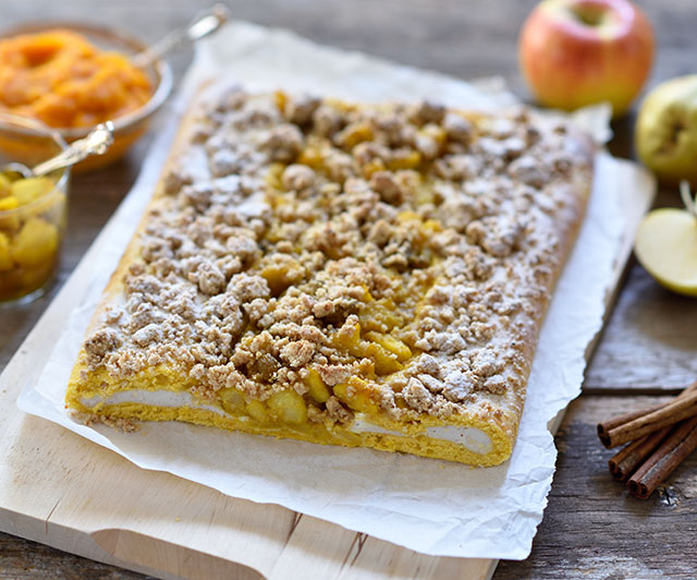 Kürbis-Kokos-Quark-Strudel mit Gewürzkompott und Hafer-Datel-Streuseln