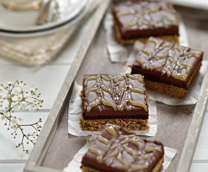 Hafer-Pflaumen-Schnitten mit Schoko-Tahini-Ganache