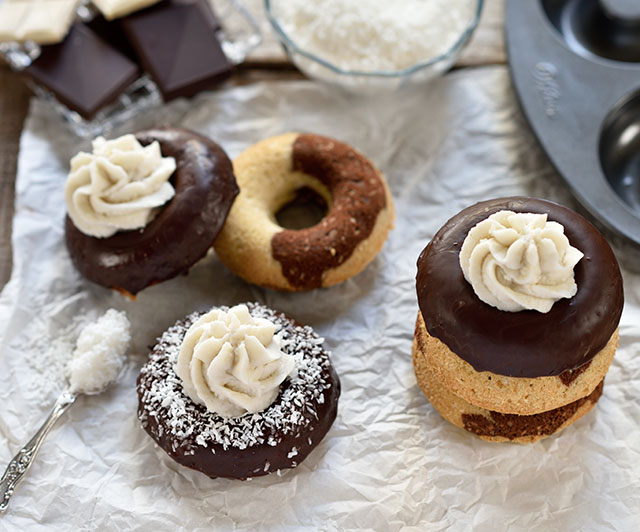 Marmor-Kokos-Donuts mit weißer Schoko-Creme