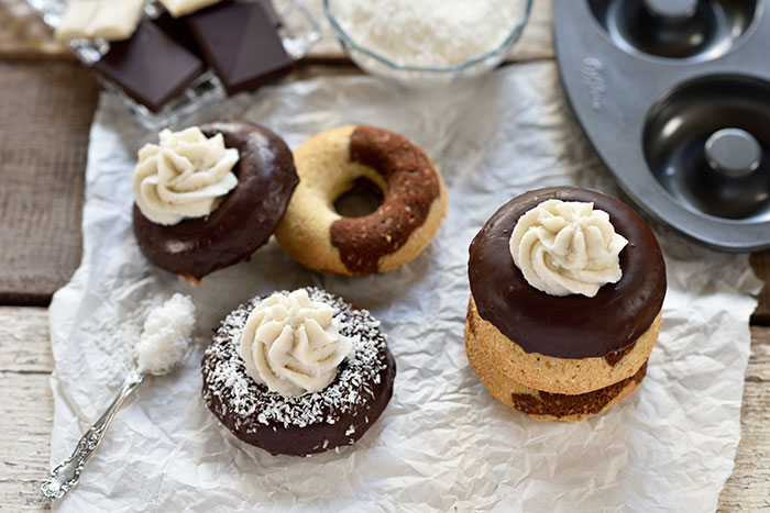 Marmor-Kokos-Donuts mit weißer Schoko-Creme