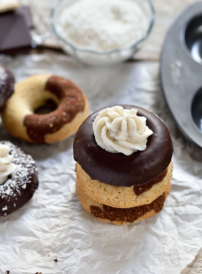 Marmor-Kokos-Donuts mit weißer Schoko-Creme