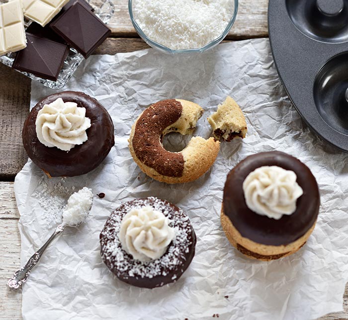 Marmor-Kokos-Donuts mit weißer Schoko-Creme