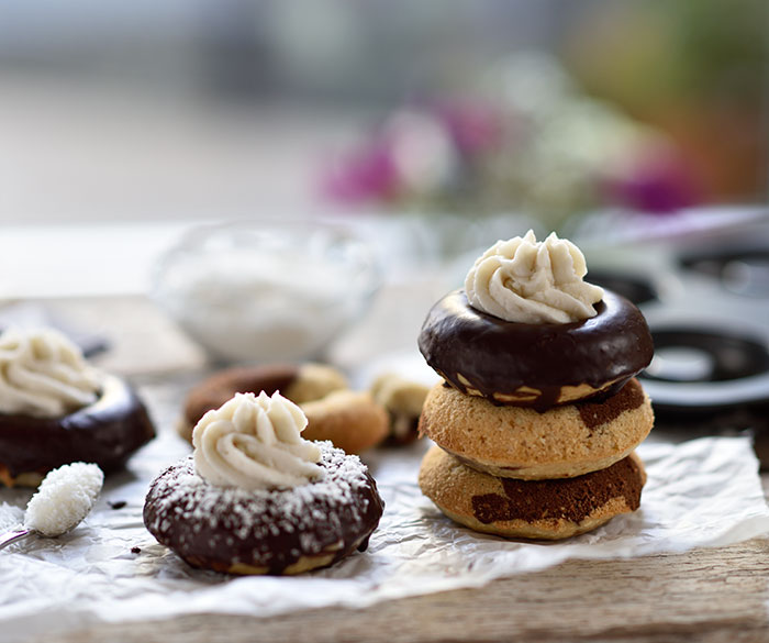 Marmor-Kokos-Donuts mit weißer Schoko-Creme