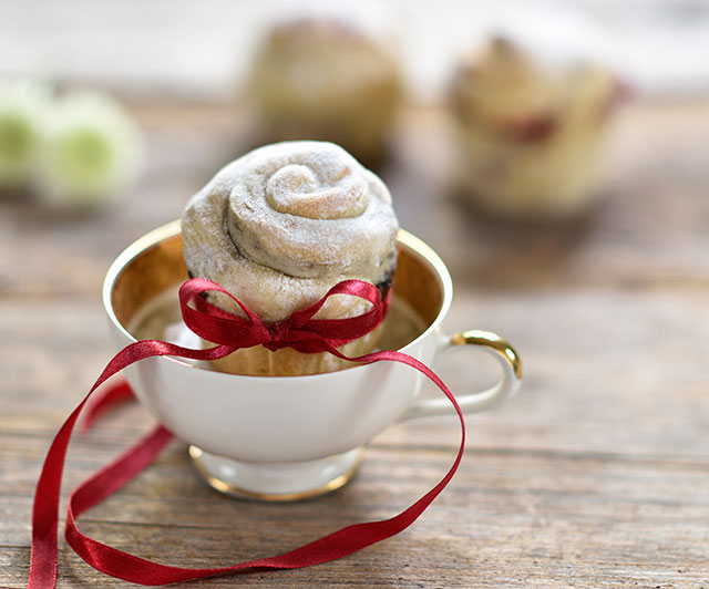 Milchbrot-Schnecke mit Johannisbeer-Marzipan-Füllung