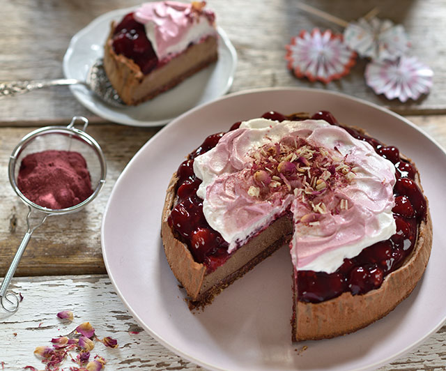 Nougat-Himbeer-Granatapfel-Cheesecake mit pinker Rote-Beete-Sahne