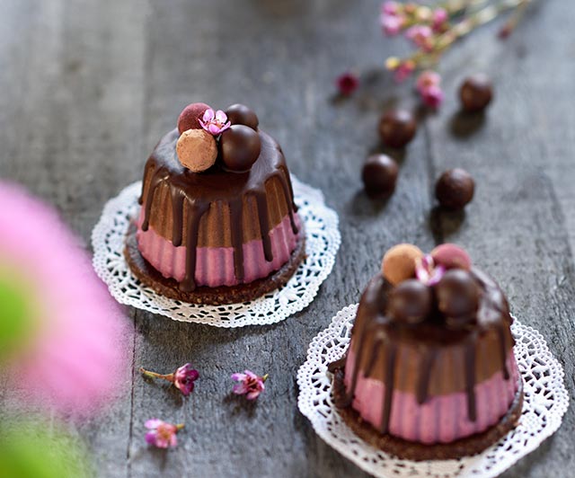 Rohe Himbeer-Haselnuss-Törtchen mit Schokoguss