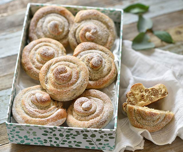 Hefeteig-Schnecken mit Sesamfüllung