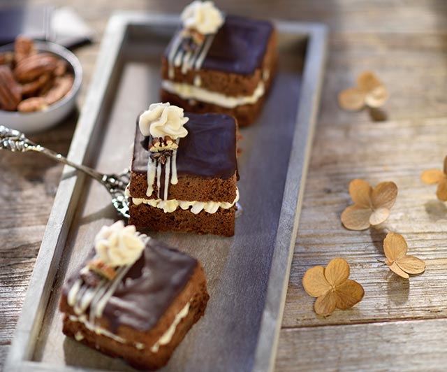 Pecan-Cranberry-Brownie-Würfel mit Mandel-Kokos-Creme