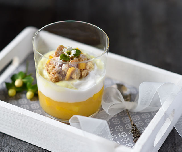 Ananas-Mango-Schichtdessert mit Lemon Curd und Mandel-Zitronen-Streuseln