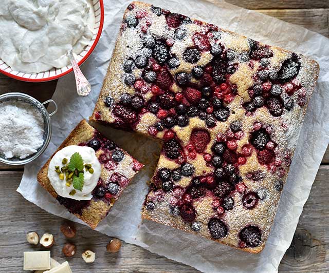 Haselnuss-Grieß-Beeren-Kuchen