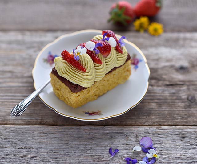 Duftreis-Küchlein mit Earl-Grey-Ganache und Mango-Passionsfrucht-Creme