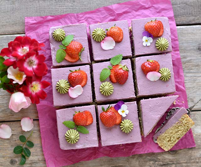 Orangen-Erdbeer-Kuchen mit Pistazien-weiße-Schoko-Creme