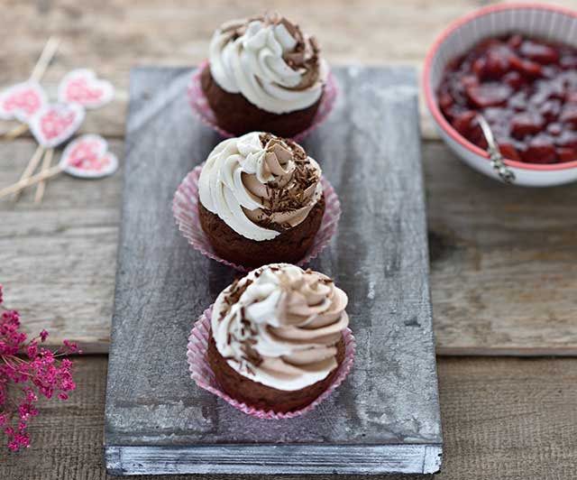 Schoko-Haselnuss-Cupcakes mit Kirschfüllung und zweifarbiger Schokocreme