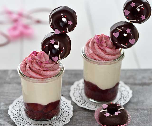 Mini-Schoko-Donuts-Dessert mit Kirschkompott, Joghurt-Vanille-Creme und fruchtigem Frischkäse-Topping