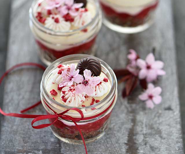 Schoko-Himbeer-Schichtdessert im Glas mit Joghurt-Cashew-Creme