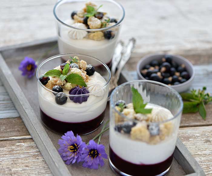 Cassis-Sauerrahm-Dessert mit knusprigen Lavendelstreuseln